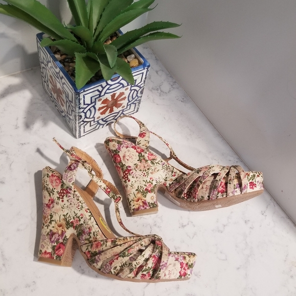 MTNG Shoes - 👡MTNG FLORAL  PLATFORM SANDALS.